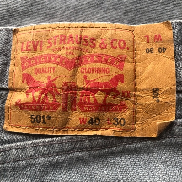 Levi’s 501 Men’s Size W40/L30 Gray Silver Jeans Denim Pants Button-Fly Straight - Picture 3 of 16